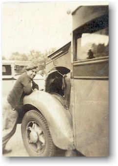My grandfather leaning against his Pittston-Falls bus (1939).